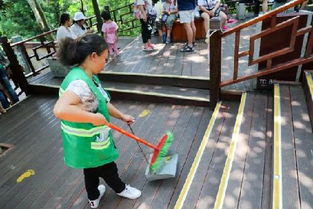 旅游旺季 堅守崗位 微笑服務 提供一流旅游服務