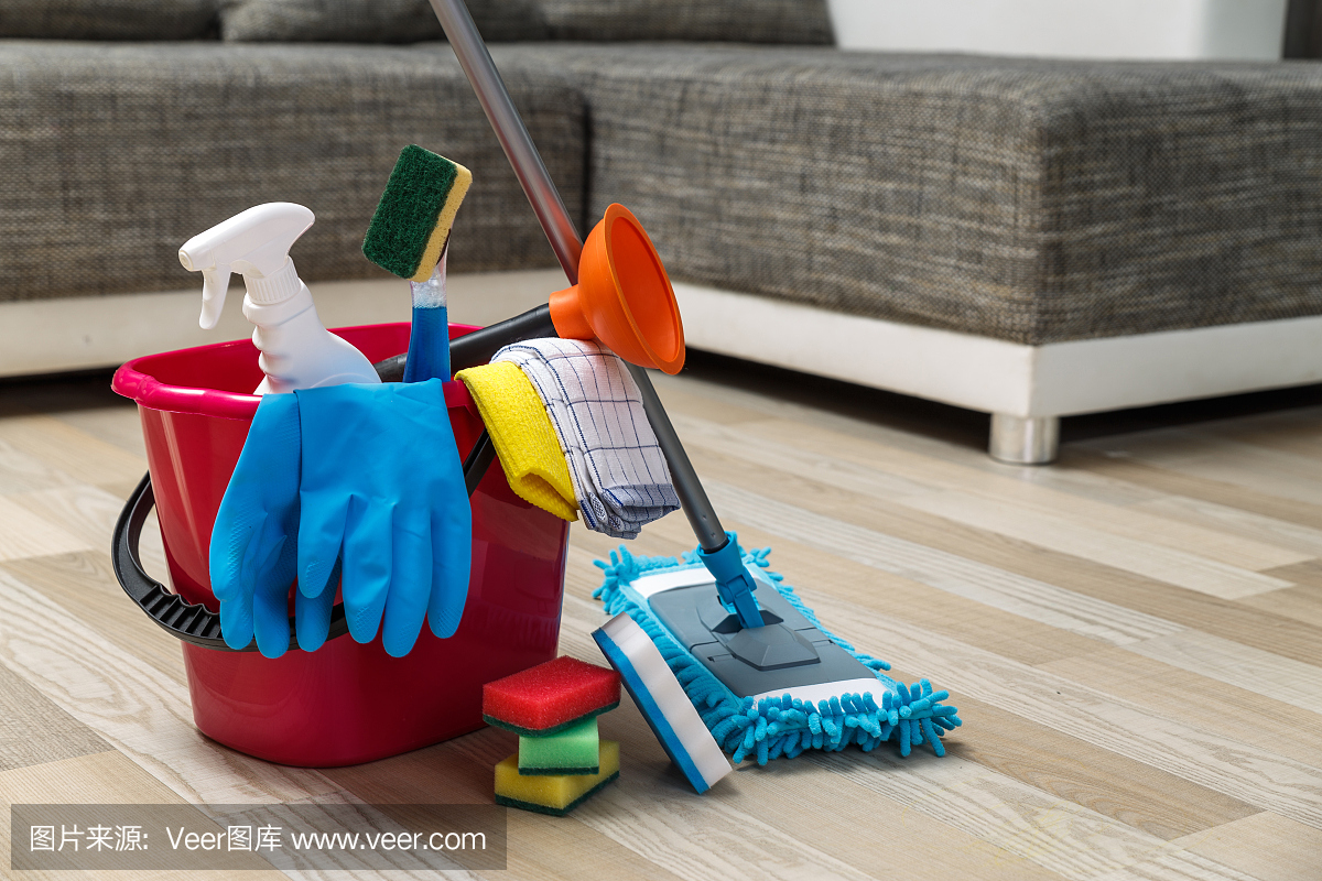 清潔服務。海綿,化學品和拖把。